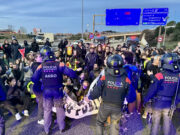Els professors en vaga tallen la C-32 a Mataró en direcció Barcelona malgrat l’intent dels Mossos d’impedir-ho