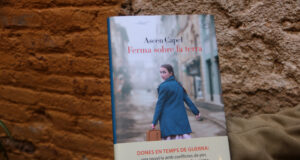 Ascen Capel indaga en les relacions de sororitat i resistència en temps de migració i guerra a ‘Ferma sobre la terra’