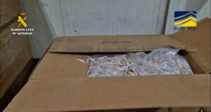 Intervenen més de 100 tones de tabac falsificat produït a Catalunya “en un dels majors comisos de la història d’Espanya”