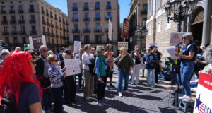 Més de 200 persones es concentren a Barcelona per denunciar les polítiques “cada cop més autoritàries” de Trump