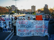 Els docents tallen carreteres i accessos a Barcelona en la primera jornada de vaga