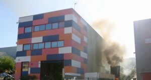 Controlat l’incendi de dos contenidors amb bateries en una empresa de Granollers