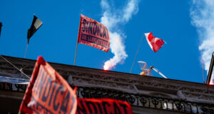 Ajornat el primer desnonament del bloc del carrer Sant Agustí de Barcelona gràcies a la pressió veïnal
