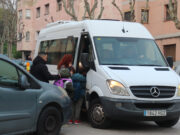 Famílies d’infants amb sordesa denuncien que els deixen sense bus escolar: “No volem diners, volem el transport”