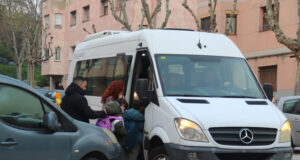 Famílies d’infants amb sordesa denuncien que els deixen sense bus escolar: “No volem diners, volem el transport”