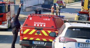 Els Bombers trigaran hores en l’extinció “complexa” de l’incendi en contenidors de bateries en una nau a Granollers