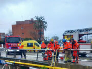 Els Bombers evacuen una persona sota el pont de la riera d’Alella