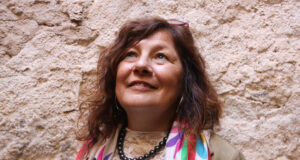 Ascen Capel indaga en les relacions de sororitat i resistència en temps de migració i guerra a ‘Ferma sobre la terra’