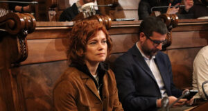 El ple de Barcelona aprova prioritzar l’ús “habitual i permanent” de l’habitatge i regular els lloguers de temporada