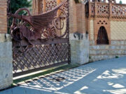 Barcelona subvenciona la meitat de l’obra per restaurar la Porta del Drac dels Pavellons de la Finca Güell
