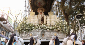 L’Hospitalet de Llobregat venera la multitudinària processó de la Confraria 15+1