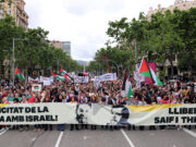 Emoció i llàgrimes entre els manifestants en conèixer l’alliberament de l’activista catalanopalestí de la Flotilla