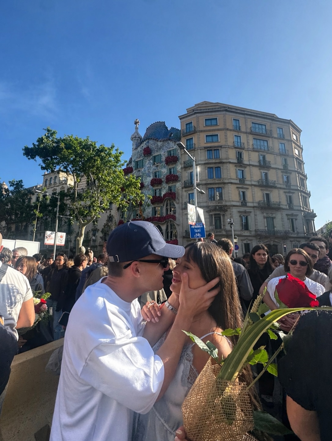 Marc Casadó i Noa Brea durant el dia de Sant Jordi a Barcelona.