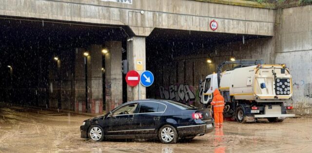 Cotxe atrapat pel temporal a Granollers. Foto: Gemma Sánchez, ACN